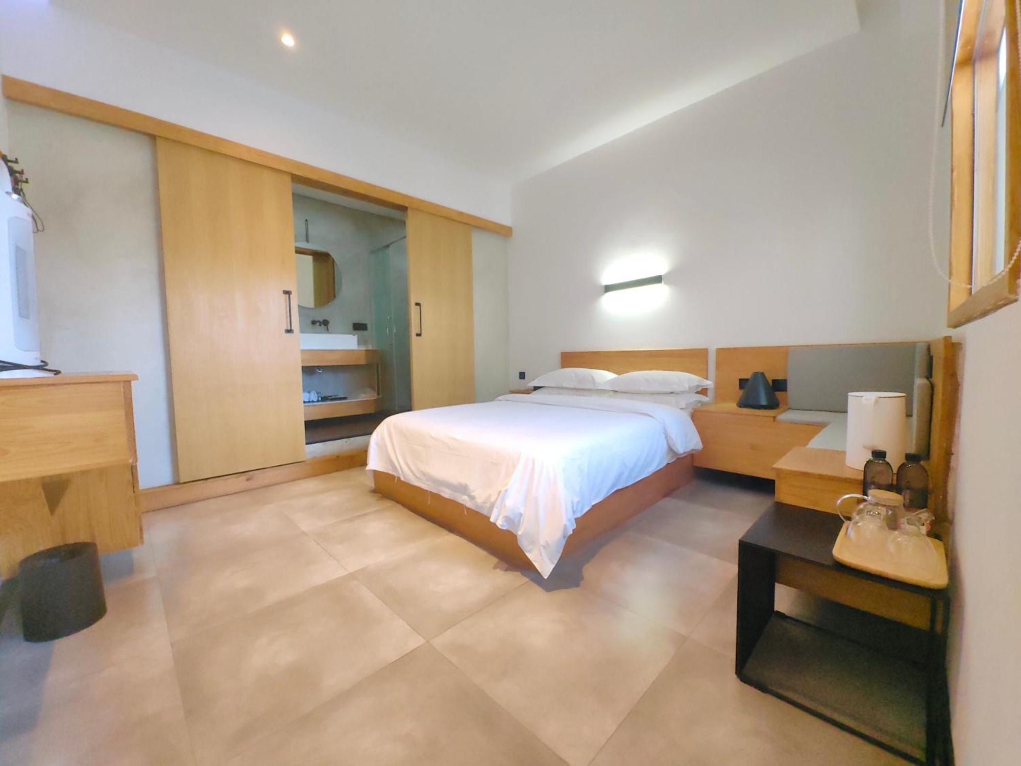 Dali Loft Travelling With Hostel Exterior photo