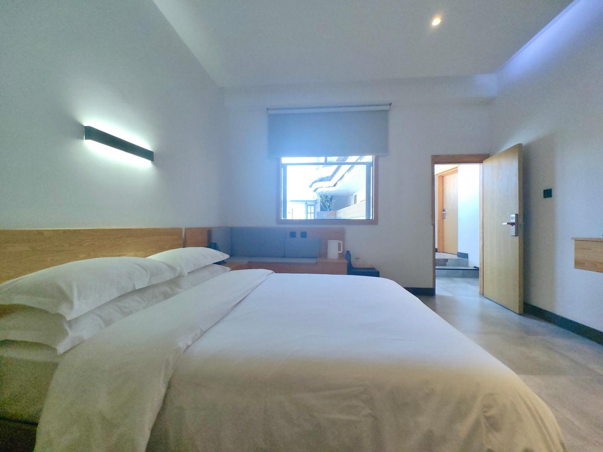 Dali Loft Travelling With Hostel Exterior photo