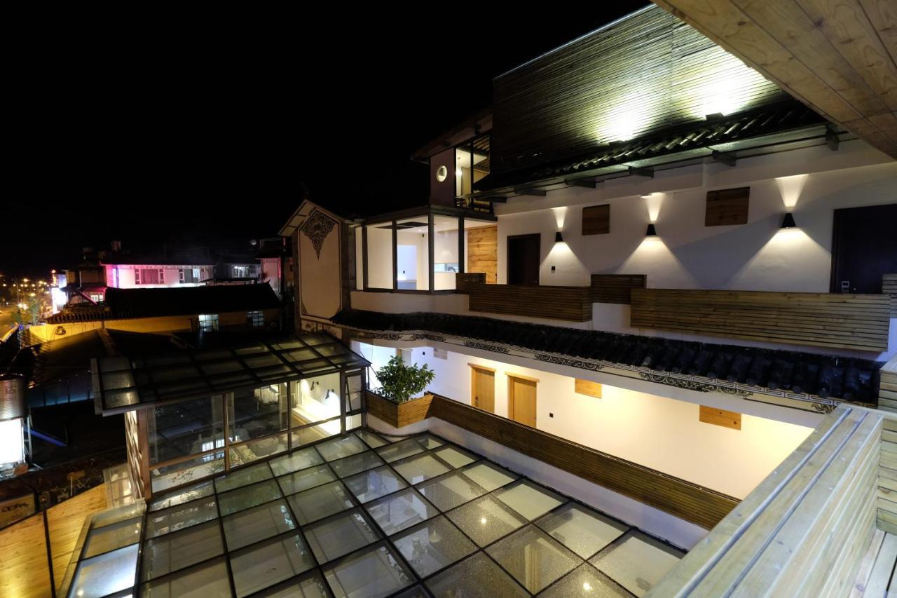 Dali Loft Travelling With Hostel Exterior photo